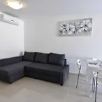 Terrace Flat 300 Mt From 잠브라티야