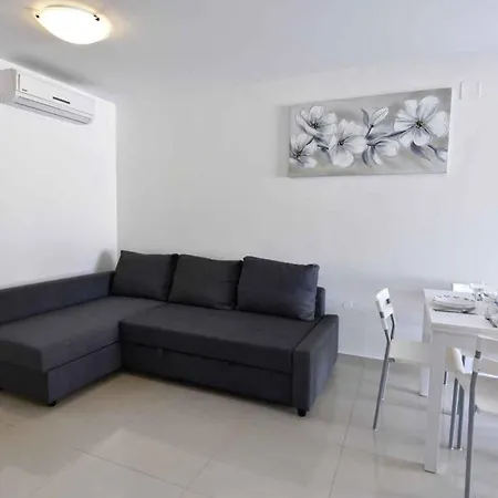 Terrace Flat 300 Mt From Zambratija (Istria)