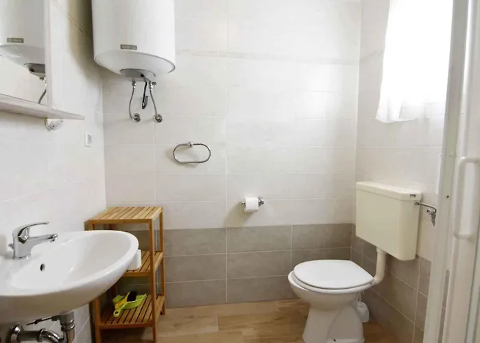 Terrace Flat 300 Mt From