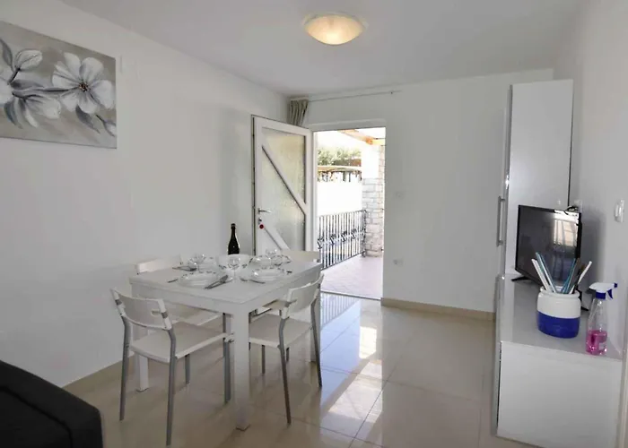 Terrace Flat 300 Mt From Apartman *